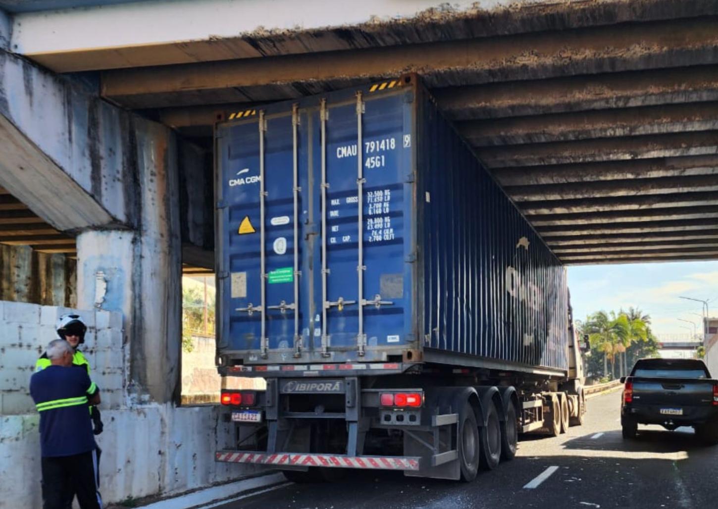 Caminhão fica travado em viaduto na avenida Hélio Palermo