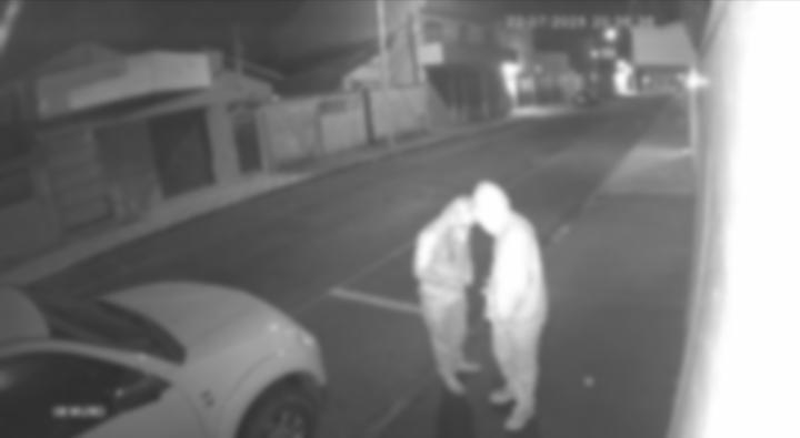 Dupla encapuzada é flagrada furtando caminhonete no Jardim Califórnia