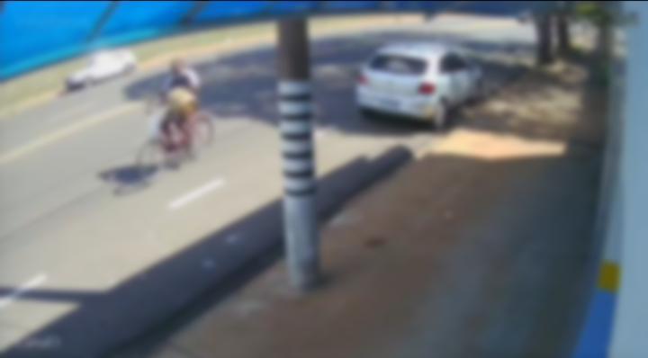 Homem em bicicleta furta botijão de gás da carroceria de caminhonete