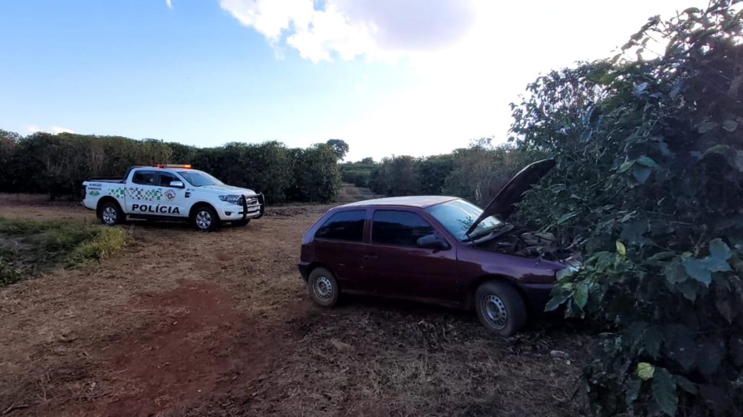 Homem foge da Polícia Ambiental e abandona veículo em cafezal