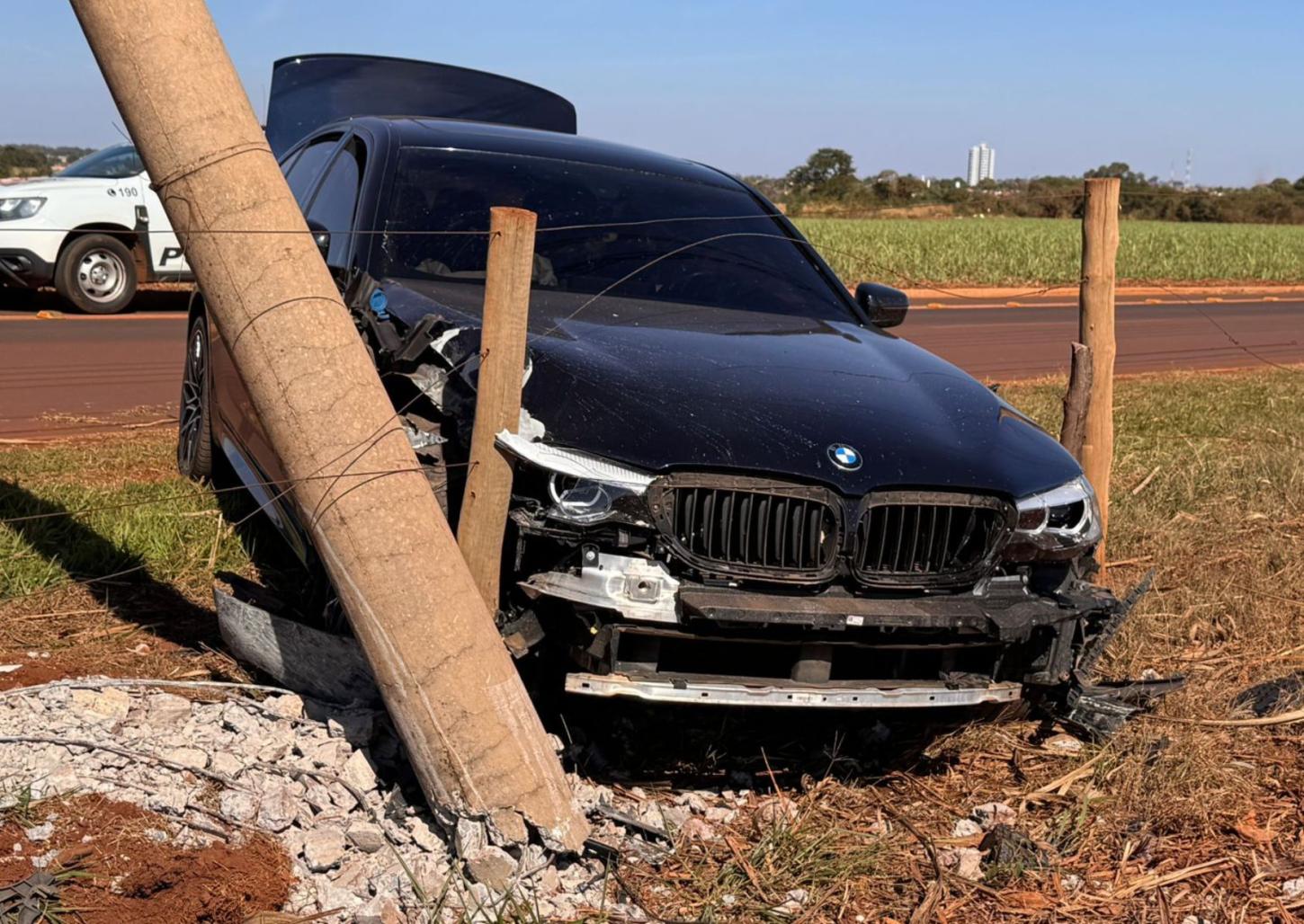Morador de Franca bate BMW em poste ao desviar de cachorro em Miguelópolis