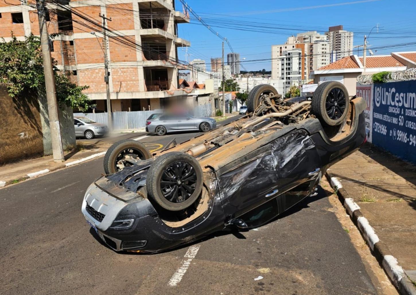 Motorista avança sinal de pare e atinge carro que capota