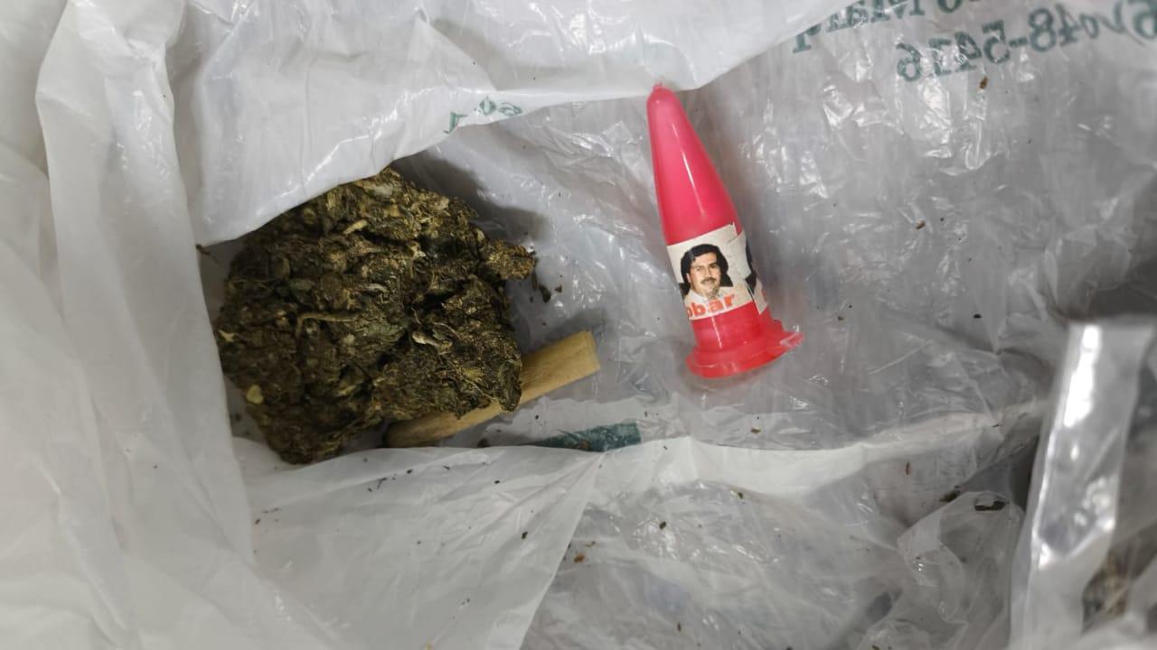 Dois são detidos com pinos de cocaínas com foto de Pablo Escobar