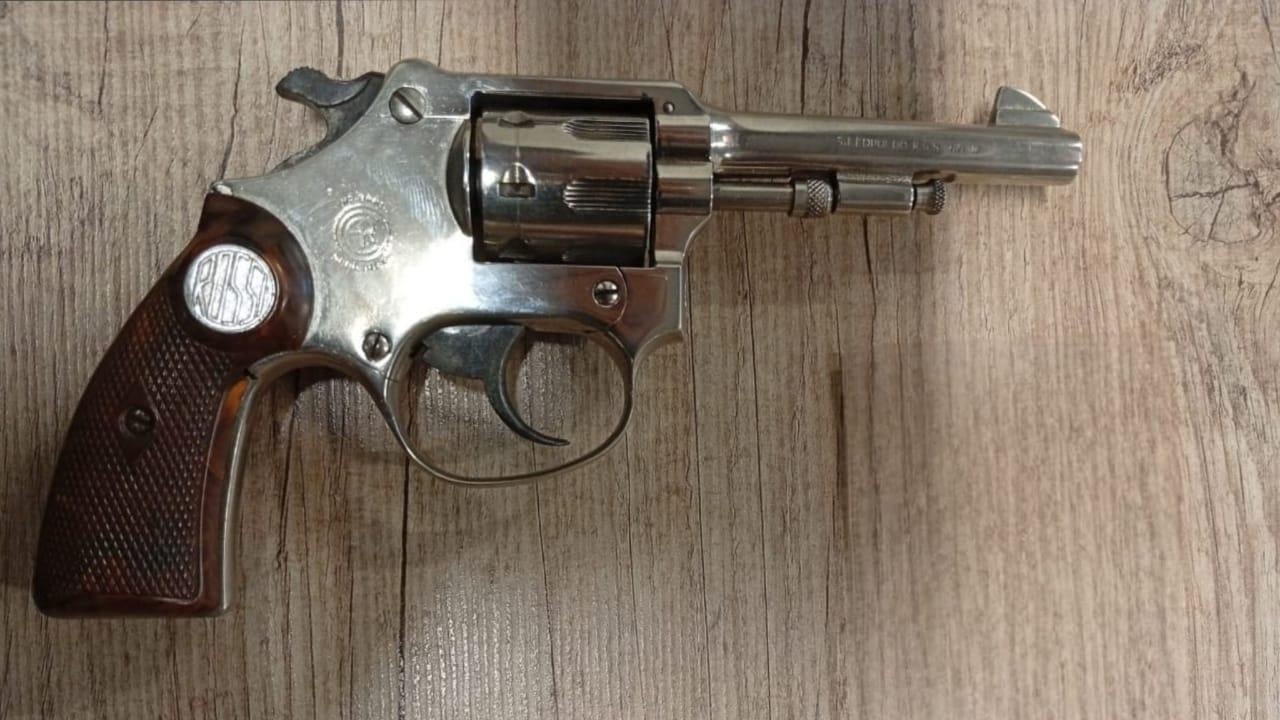 Homem é preso pela Polícia Militar com revólver em Restinga