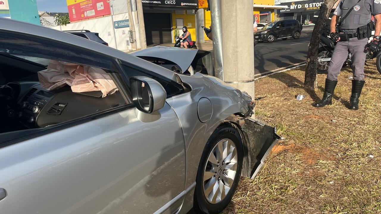 Casal é levado para a UPA após carro bater em poste na Chafic Facury