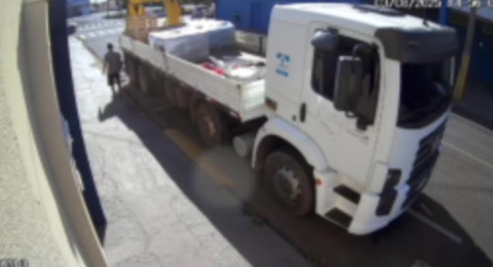 Ladrão furta bateria de caminhão em frente a supermercado