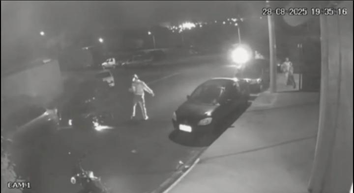 Jovem empina moto, perde o controle e atinge veículo na frente de creche