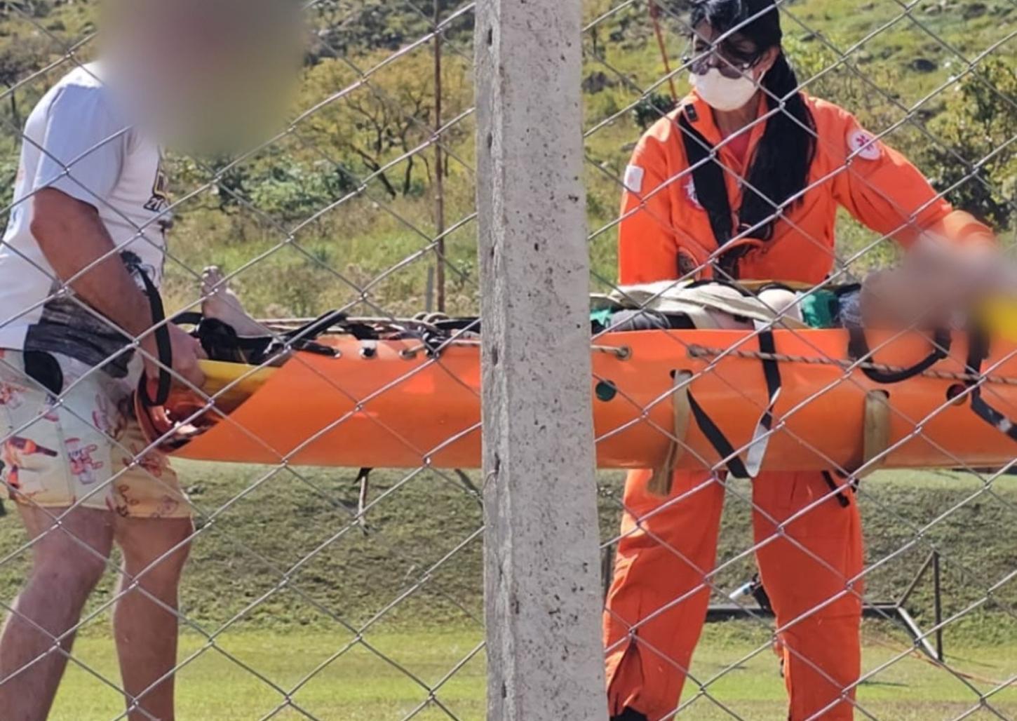 Mulher cai em ribanceira e é resgatada de helicóptero em Peixoto