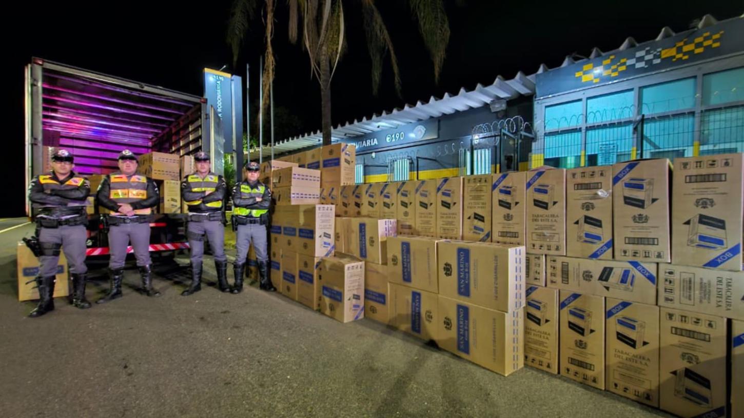 Carga de cigarros contrabandeados é apreendida pela Polícia Rodoviária