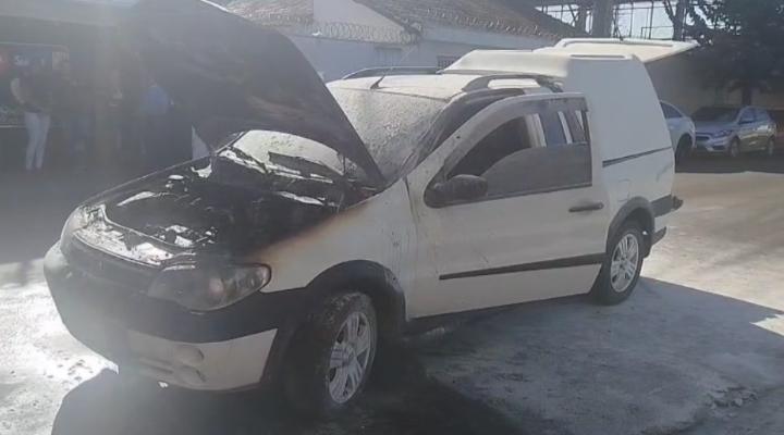 Câmera flagra carro pegando fogo em rua da Vila São Sebastião