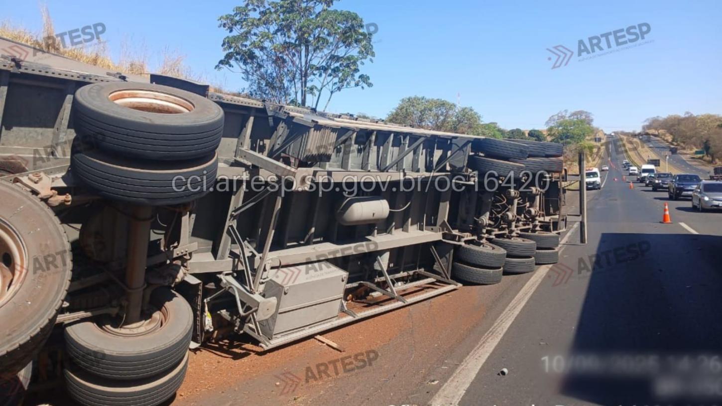 Carreta carregada com 16 toneladas de bobina tomba em rodovia da região