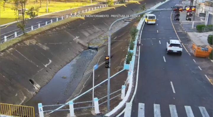 Câmera flagra acidente com van escolar na Antônio Barbosa Filho