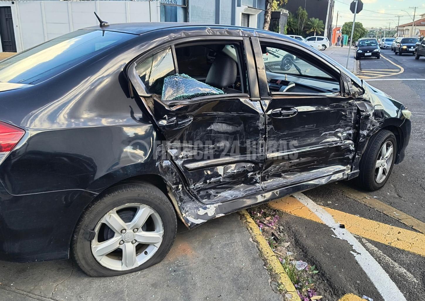 Caminhão atinge carro que é jogado em calçada; motorista avançou 