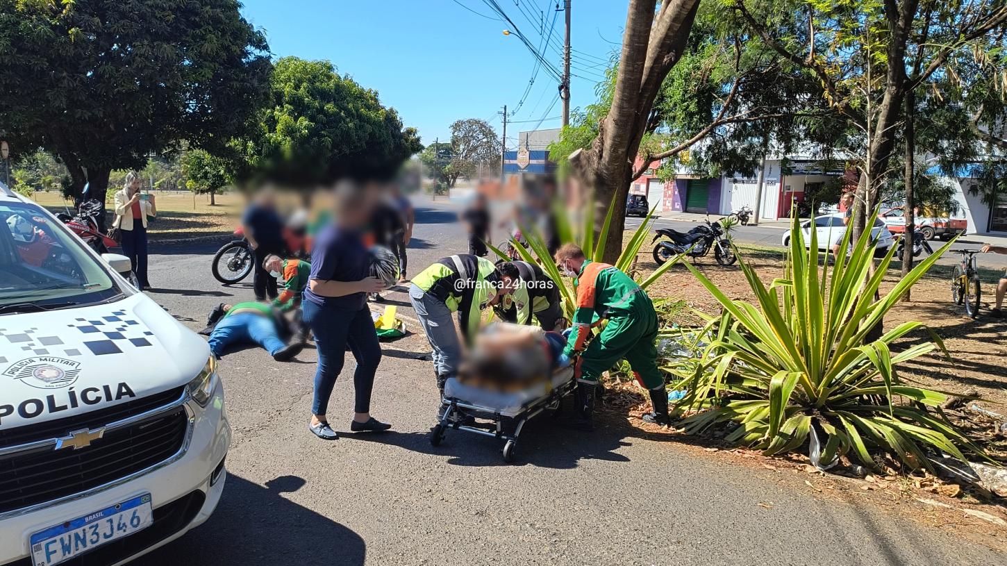 Colisão entre motos deixa mulher com fratura exposta no City Petrópolis