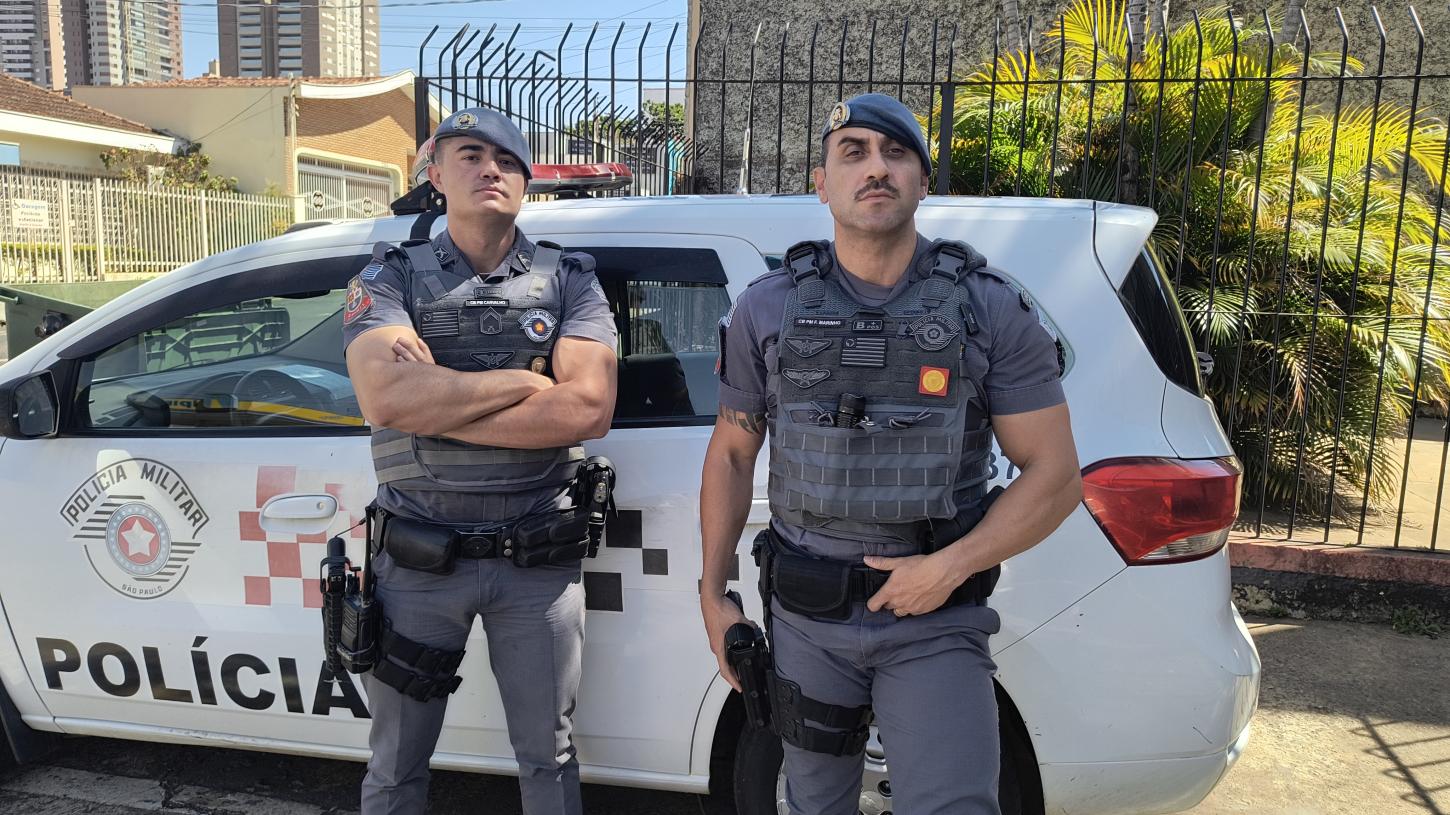 Traficantes tentam fugir da PM por telhados, mas são apreendidos