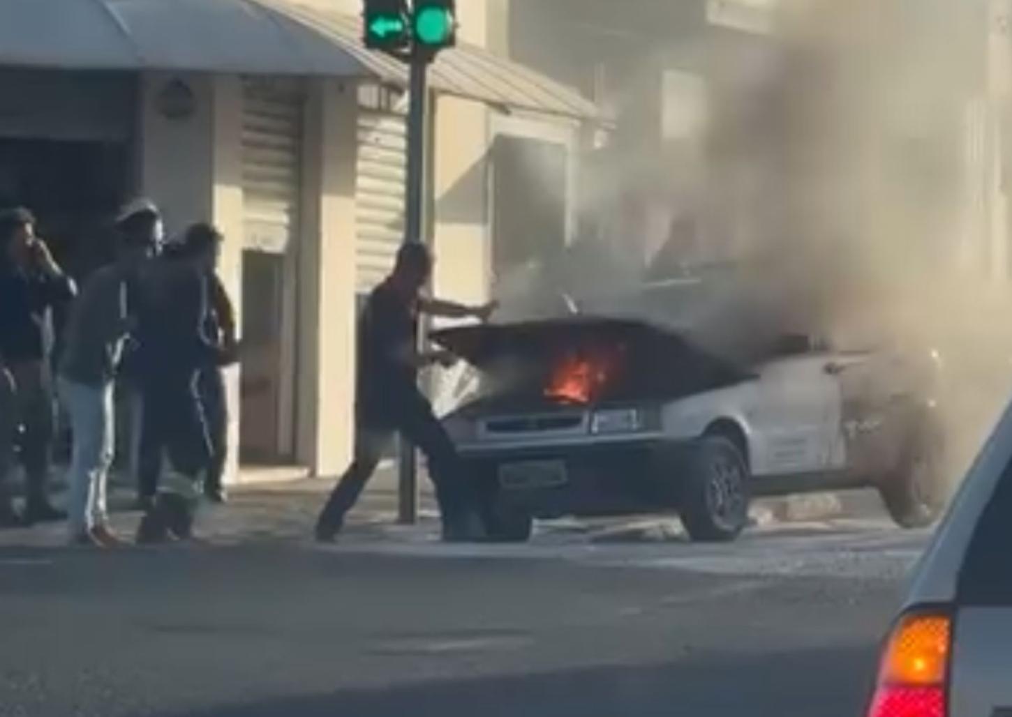 Carro pega fogo na avenida Rio Branco no Jardim Francano
