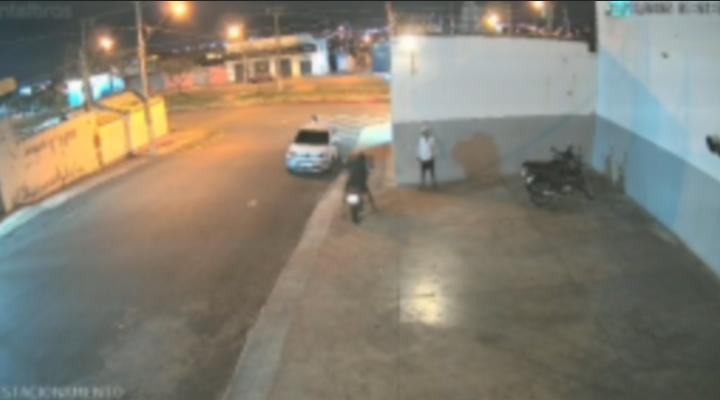 Dupla é flagrada furtando moto em estacionamento de supermercado