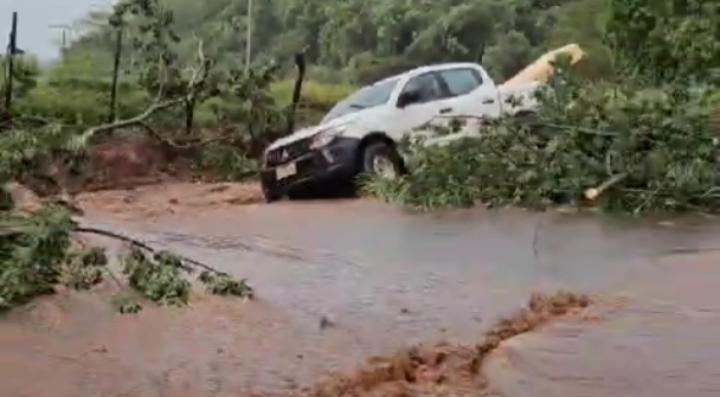Forte chuva causa alagamentos e estragos em Delfinópolis (MG)