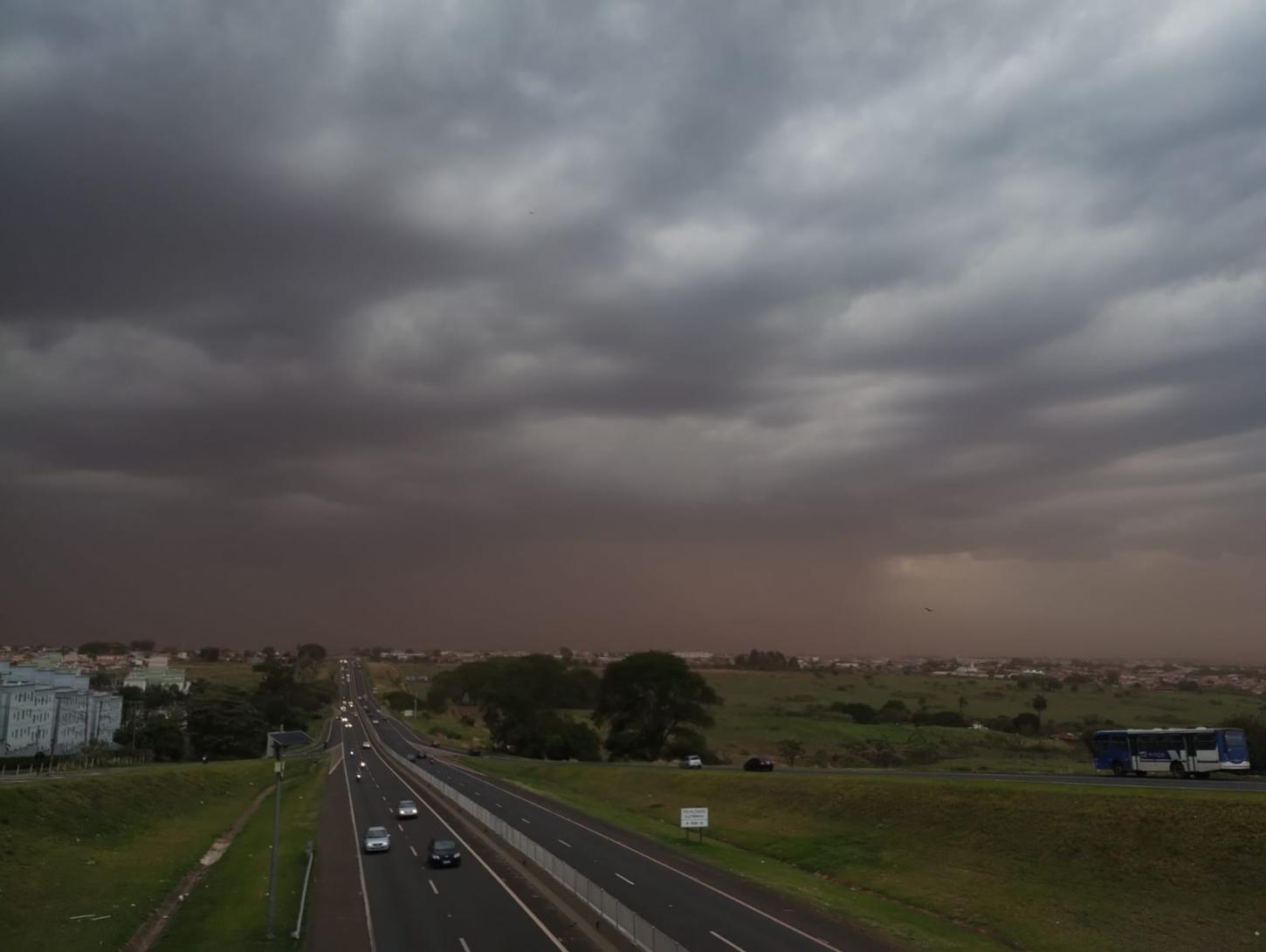 Frente fria traz temporais e queda de temperatura neste fim de semana