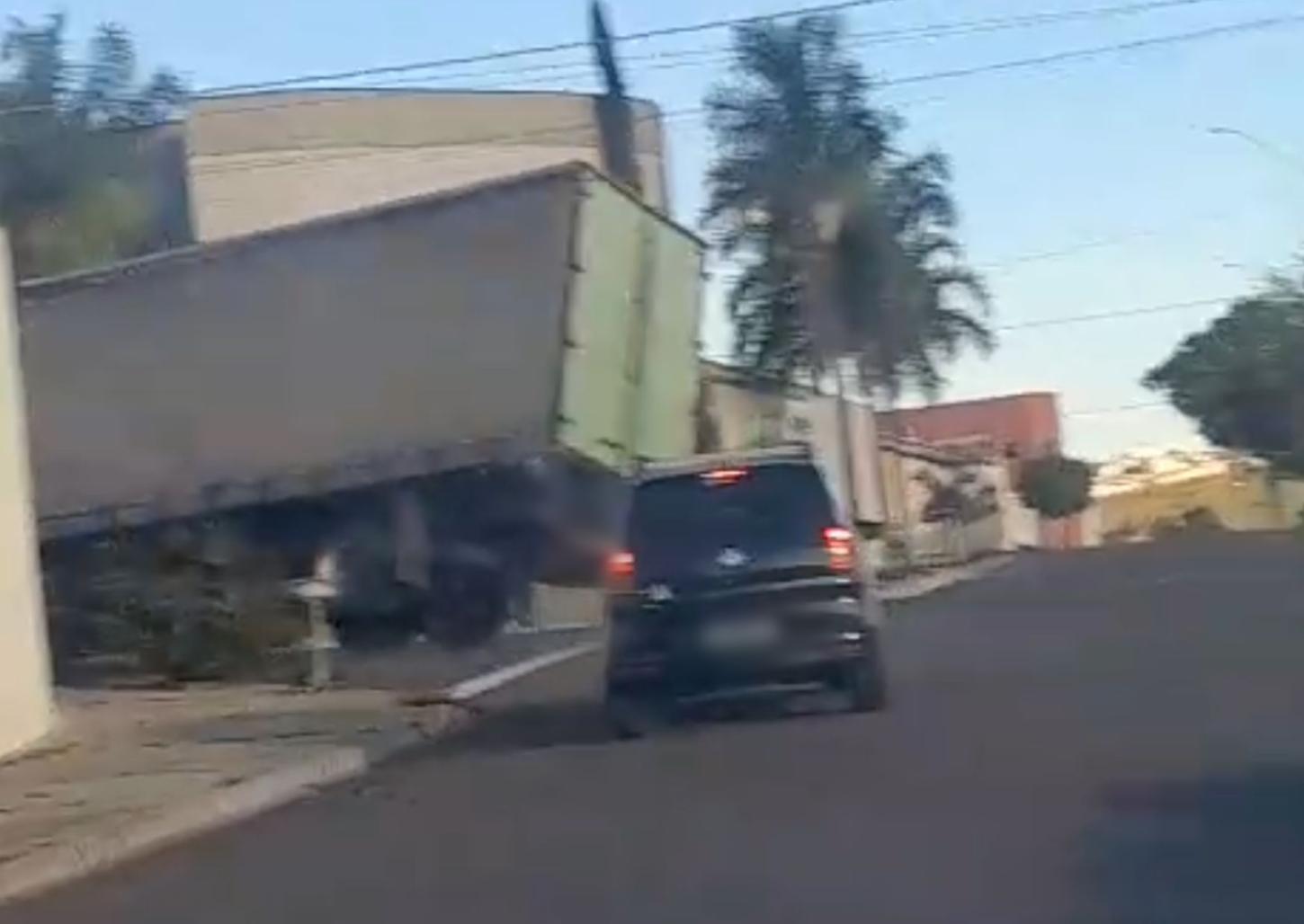 Caminhoneiro vai parar na CPJ após dirigir em alta velocidade no Meirelles