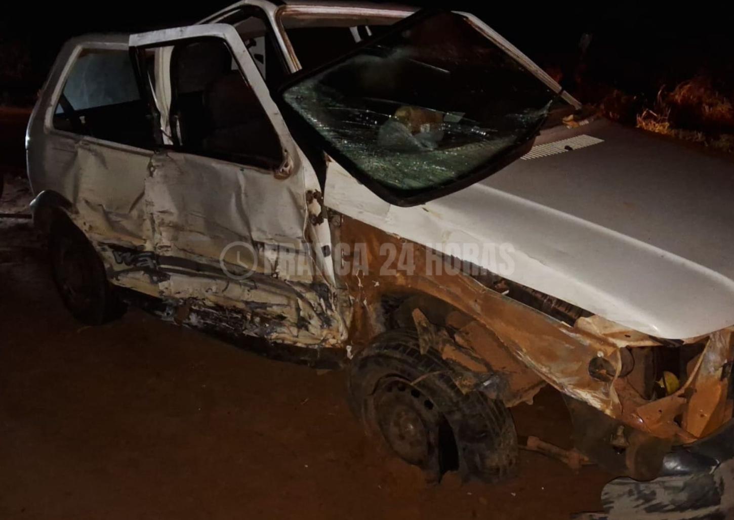 Veículos ficam destruídos em acidente na rodovia Presidente Tancredo Neves