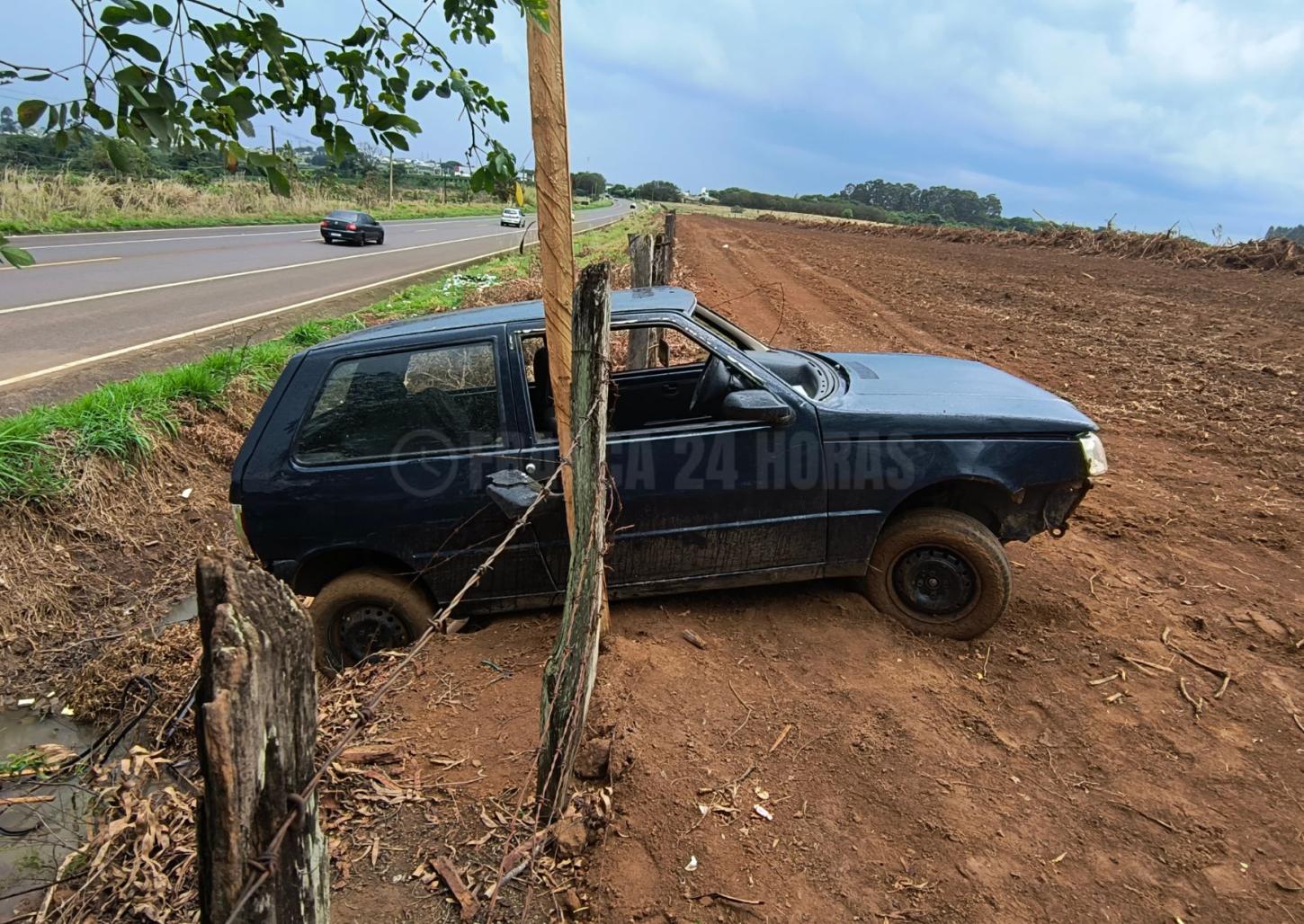 Carro fica pendurado em barranco na rodovia Tancredo Neves