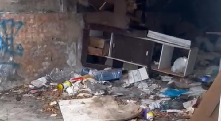 Casa abandonada vira alojamento para moradores de rua no Centro
