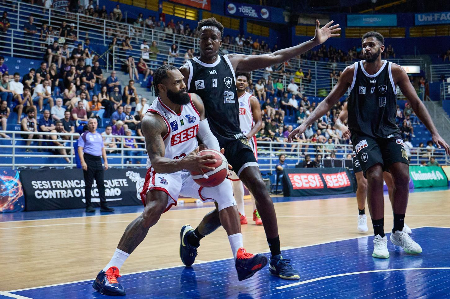 Franca impõe ritmo, vence Botafogo e chega à sexta vitória no NBB