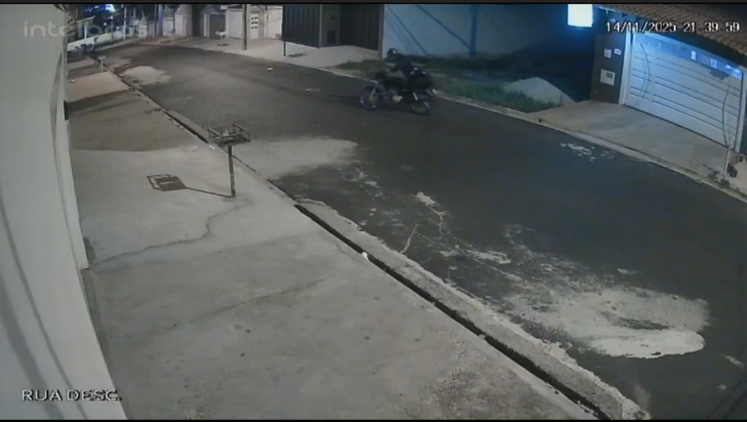 Câmera de segurança flagra furto de moto no residencial Palermo