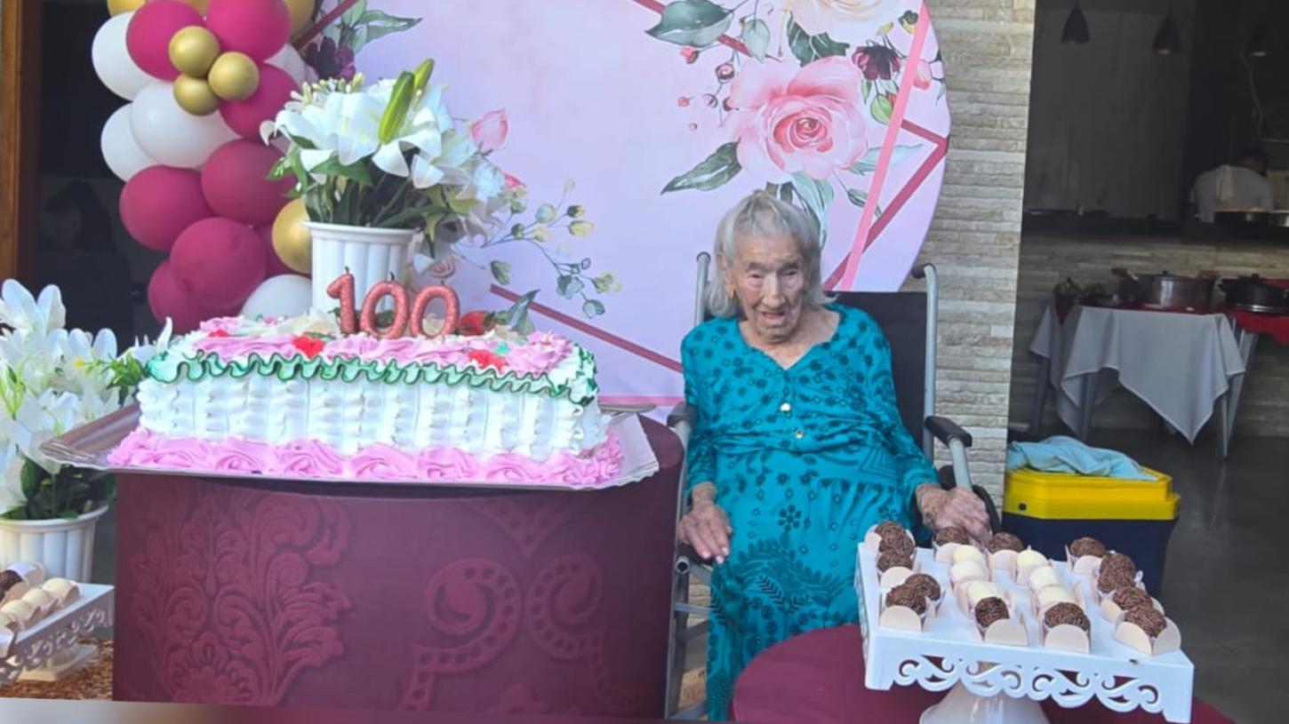 Mulher comemora 106 anos de vida e 100 anos na certidão de nascimento