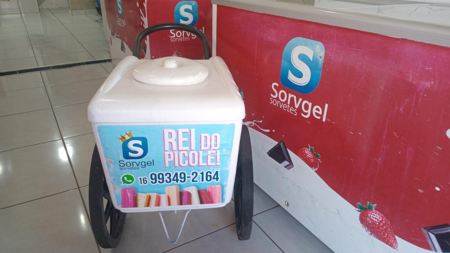 Após denúncia, carrinho de picolés é devolvido em sorveteria