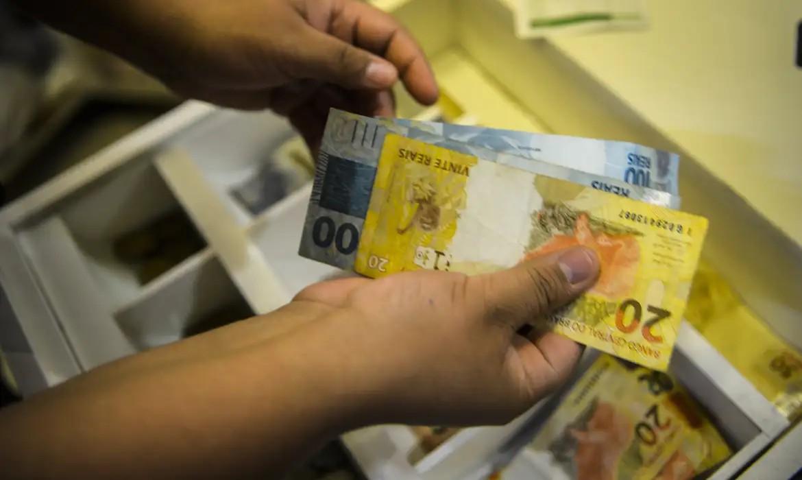 Governo define salário mínimo de R$ 1.621 a partir de janeiro de 2026