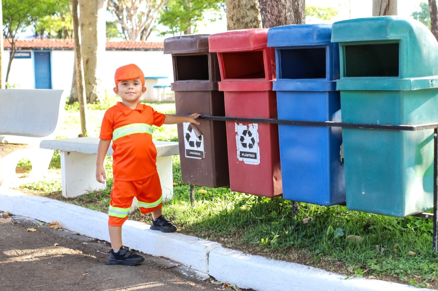 Menino de 4 anos escolhe tema de gari para comemorar aniversário