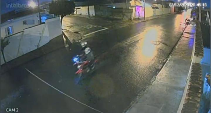 Ladrões furtam motocicleta debaixo de chuva no Jardim Califórnia