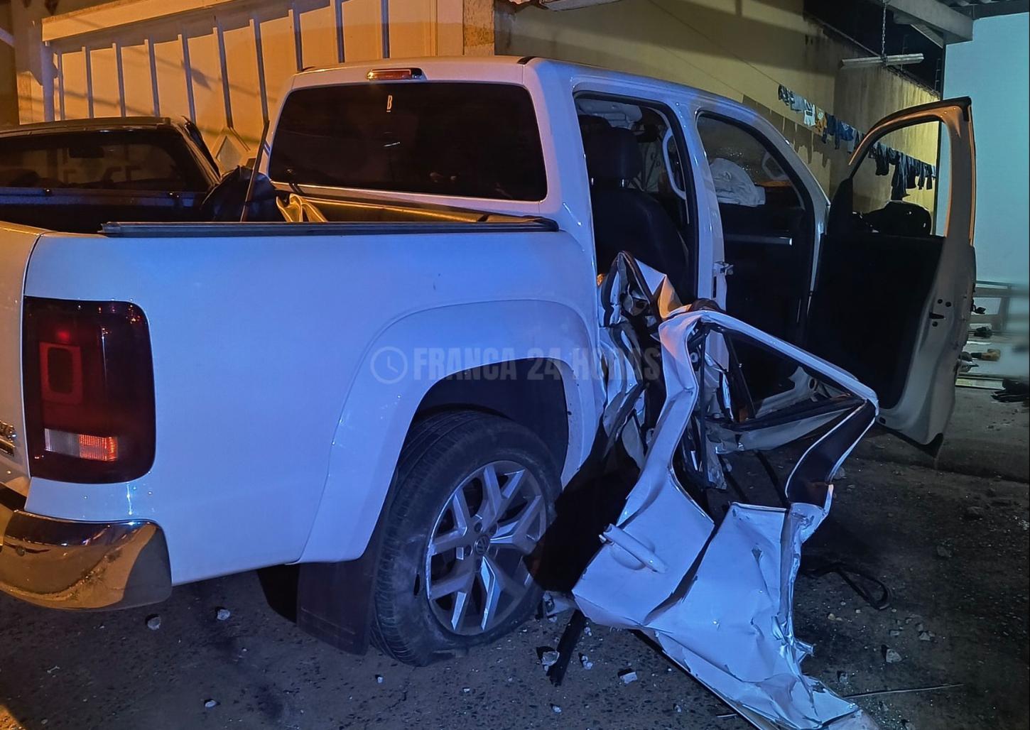 Motorista derruba poste, bate em carros estacionados e invade casa