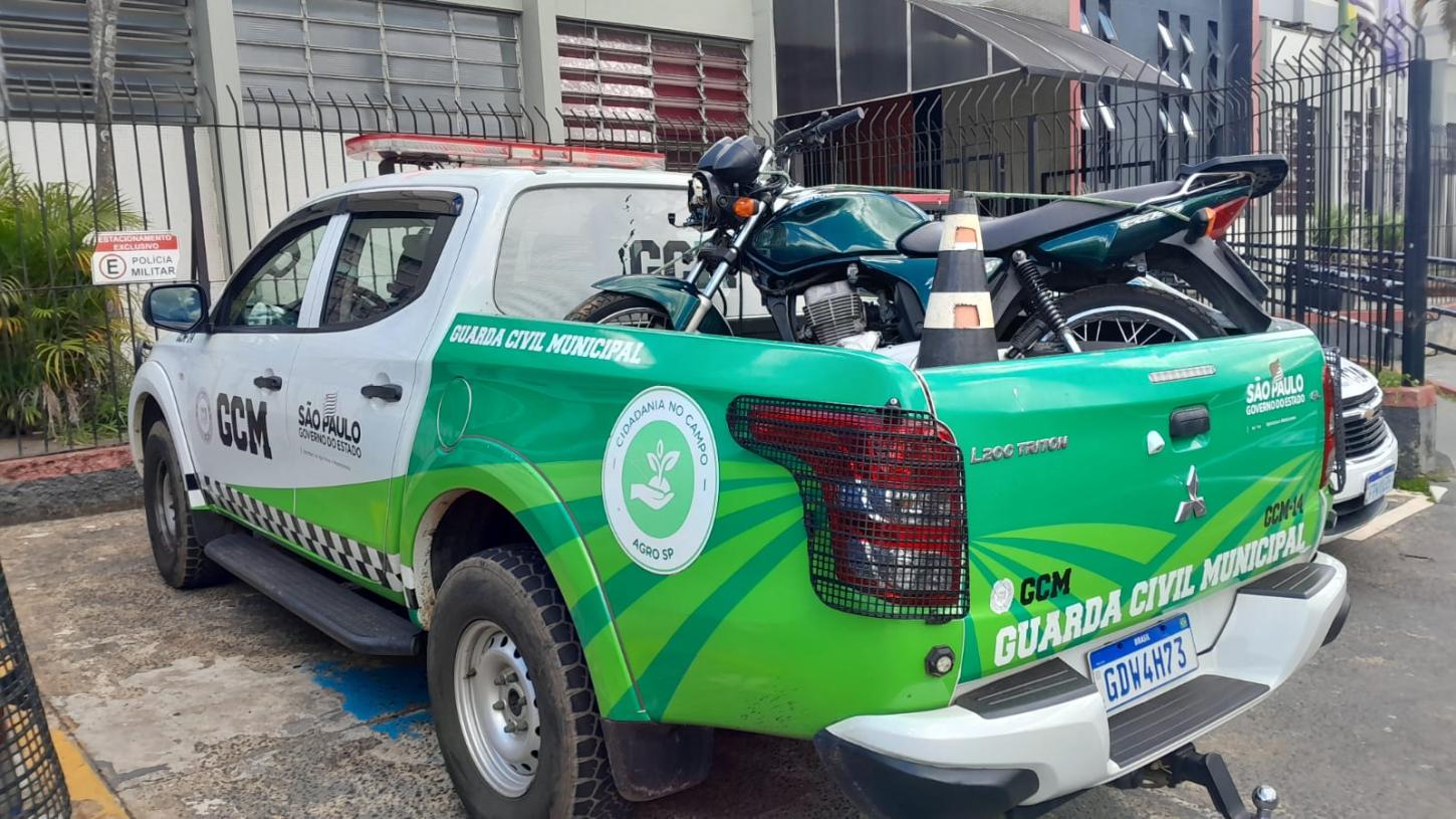Moto furtada é recuperada pela Guarda Civil em área de mata