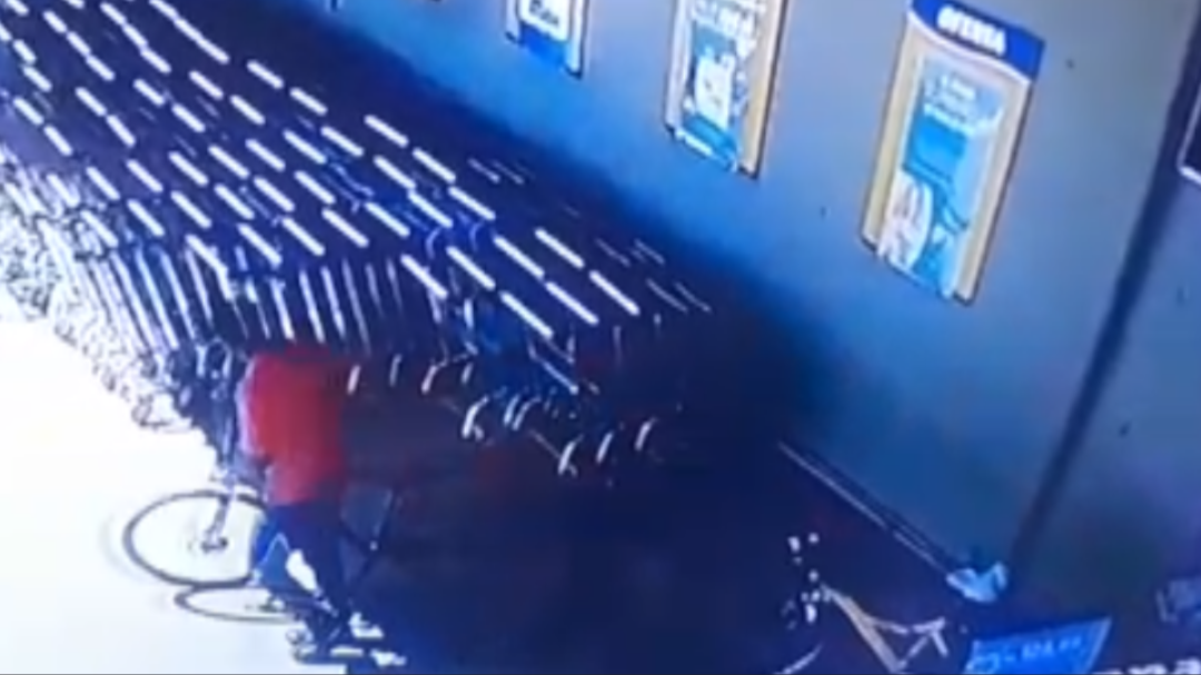 Bandido deixa bicicleta velha em mercado, furta uma mais nova e é preso pela PM