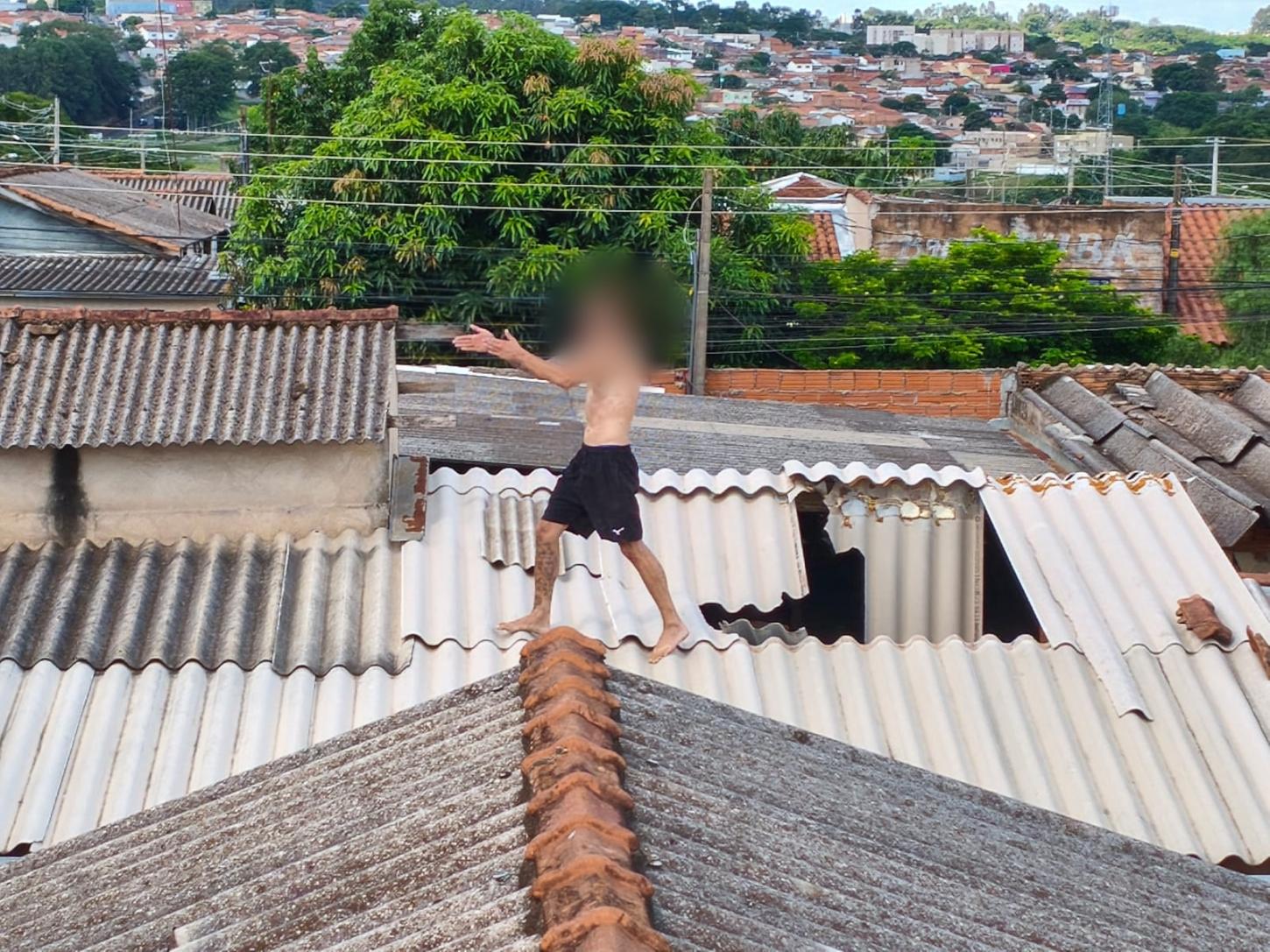 Assaltante rompe tornozeleira, tenta fugir pelo telhado, mas é capturado