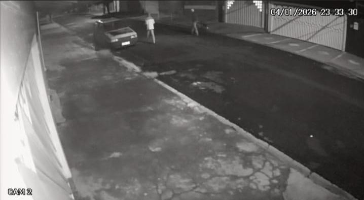 Câmeras flagram dupla furtando veículo no Recanto Elimar
