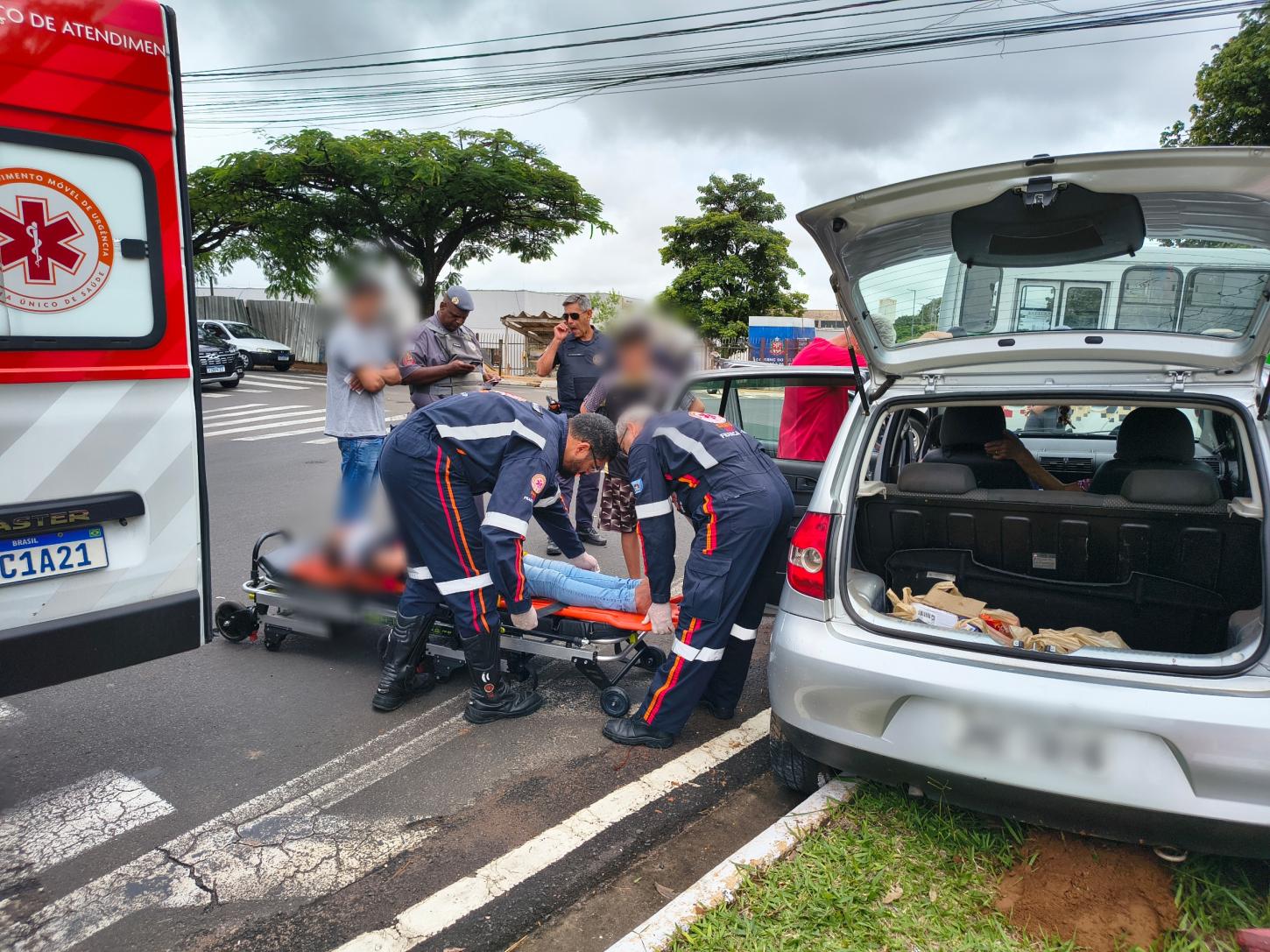 Colisão entre carro e ônibus deixa trânsito lento e feridos no Redentor