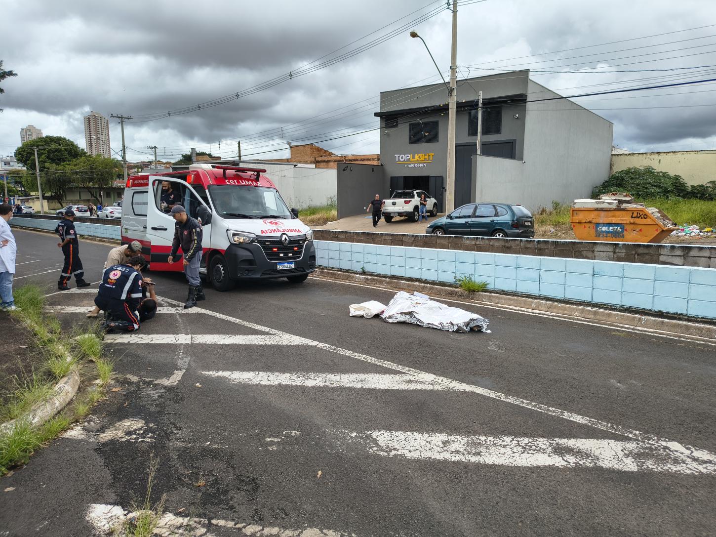 Mulher de 70 anos morre atropelada por caminhão de lixo na contramão