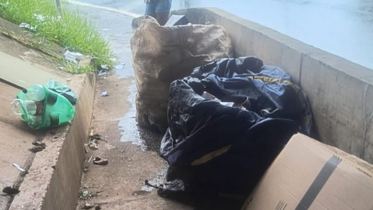Viaduto vira depósito de lixo no Jardim Vera Cruz