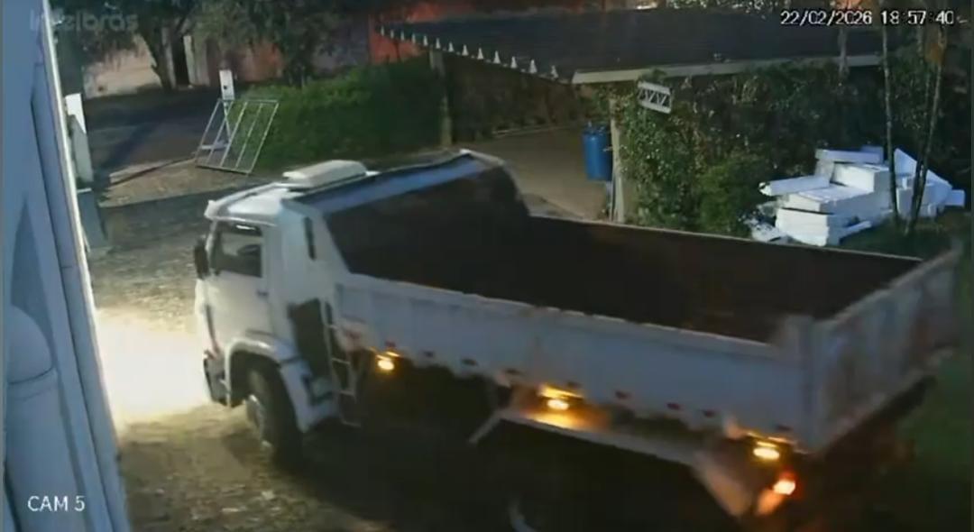 Criminosos invadem empresa e furtam caminhão no Jardim Dermínio
