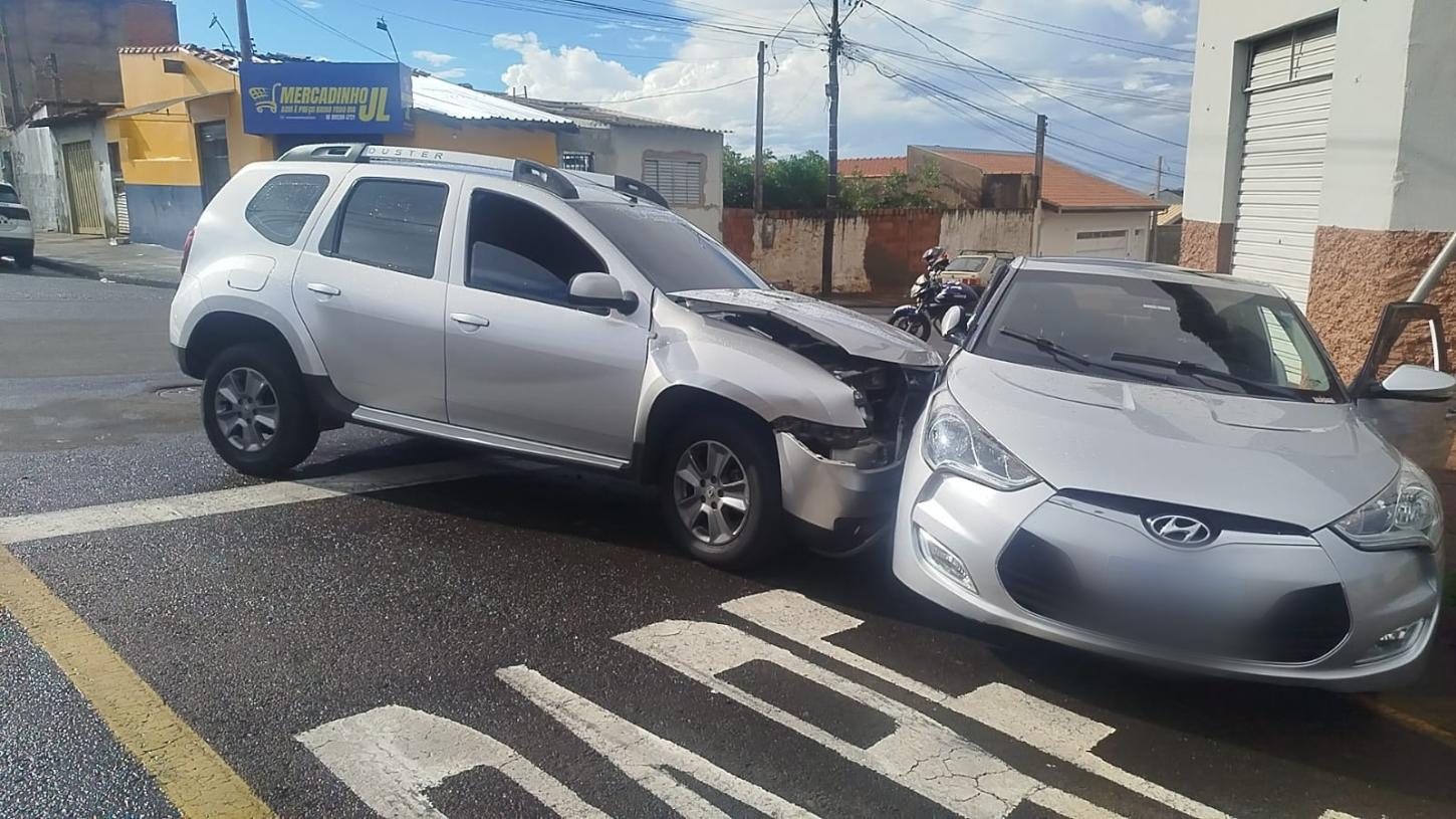 Mulher foge de perseguição e provoca acidente na Vila São Sebastião