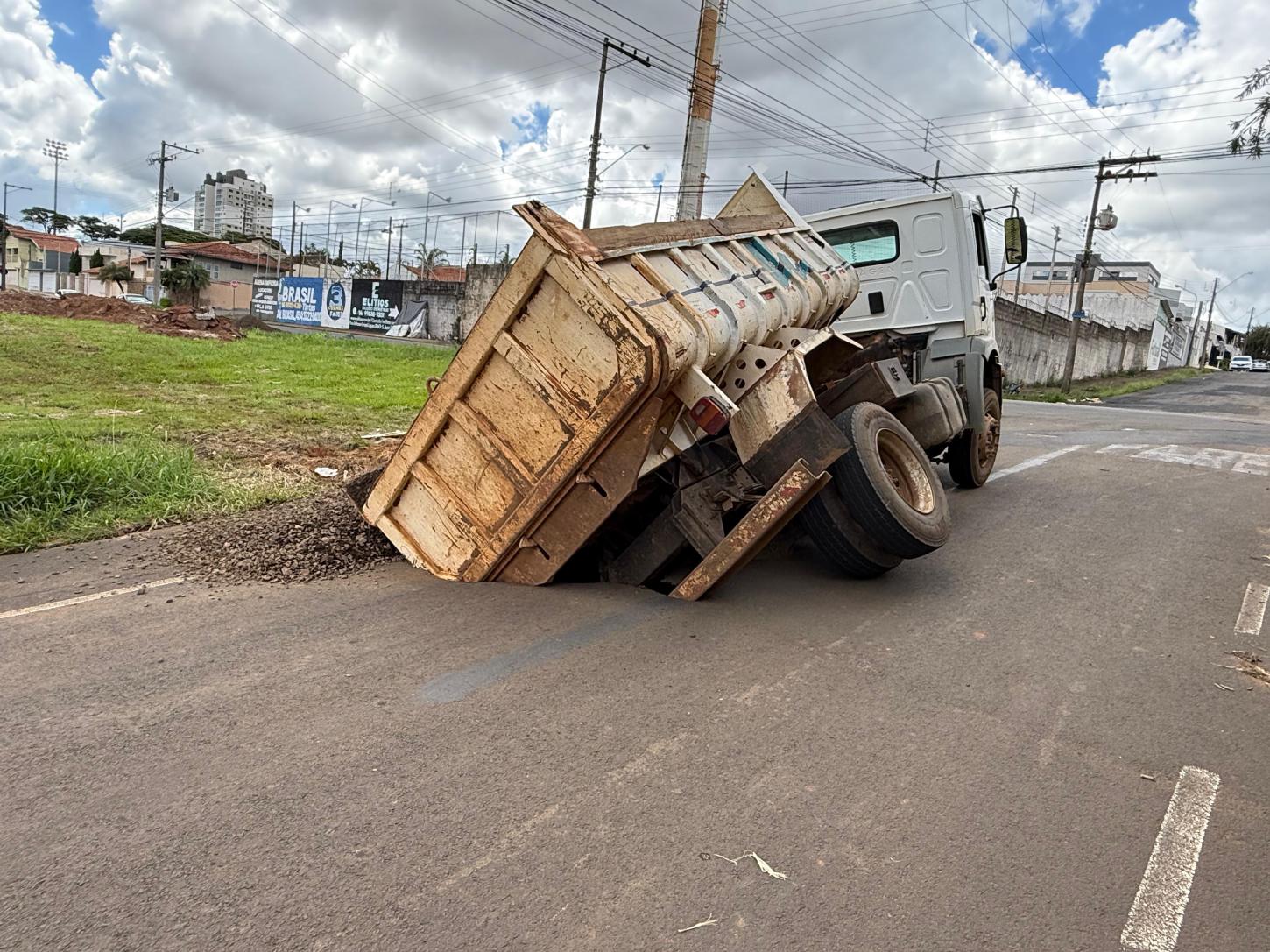 Caminhão da Prefeitura de Franca fica preso em buraco no bairro São José