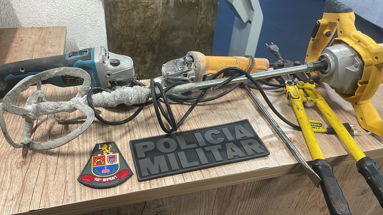 Bandidos são presos pela PM após furtar fios e ferramentas de obra