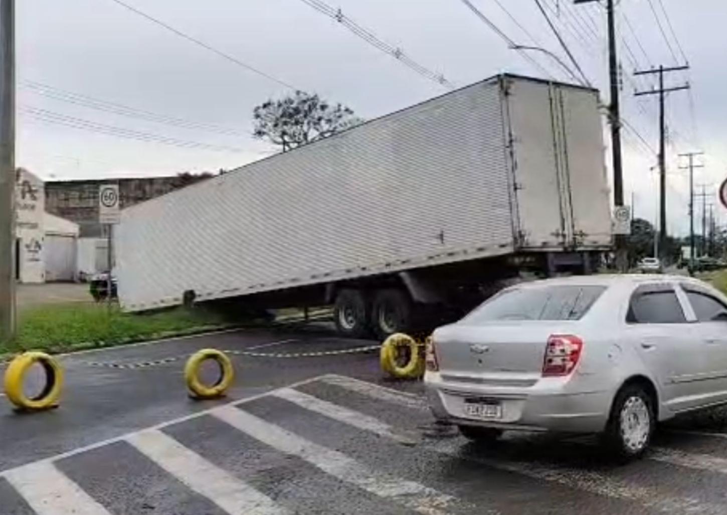 Carreta se desprende cavalo mecânico e causa interdição em avenida