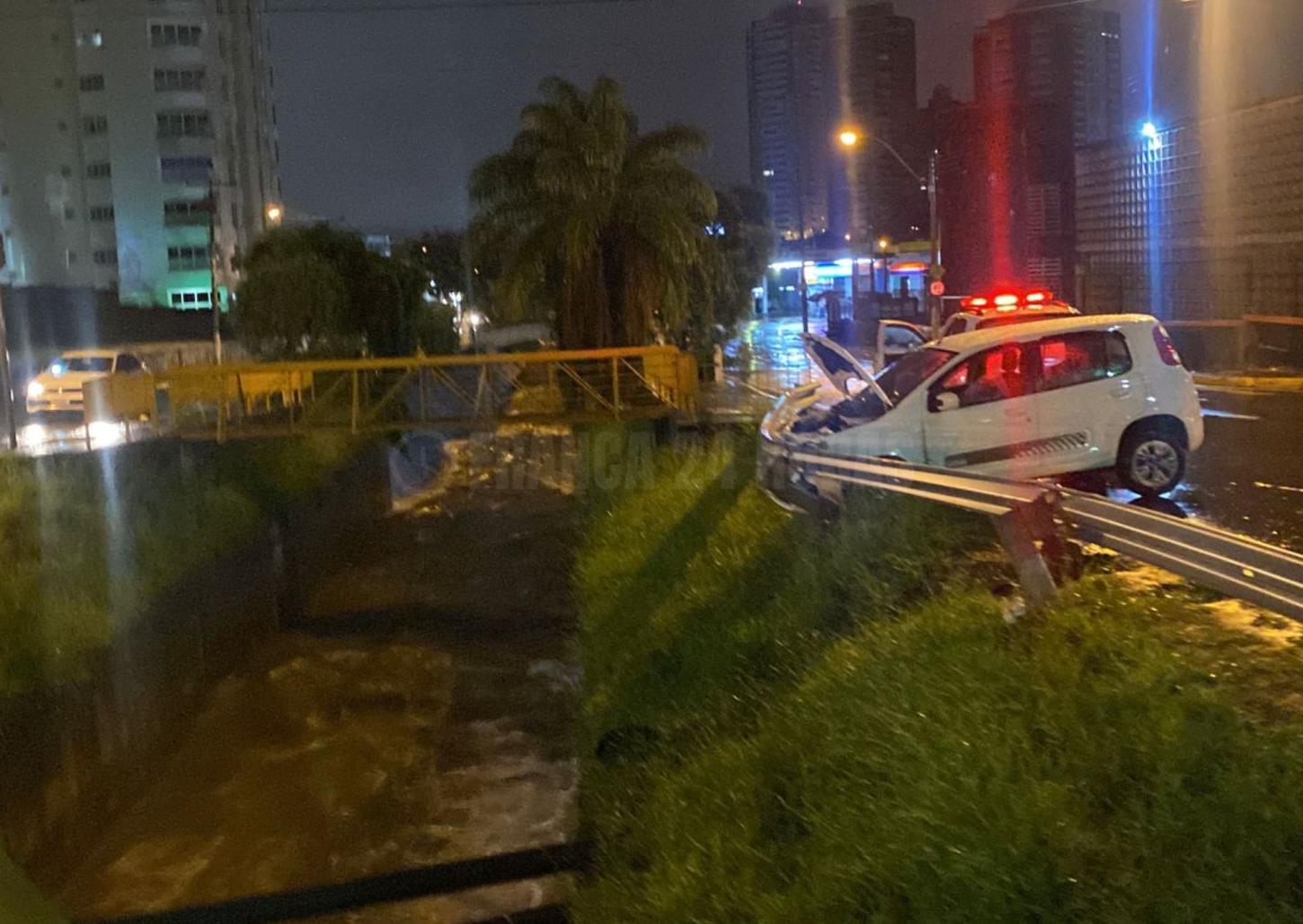 Carro quase cai no córrego Cubatão durante a madrugada 