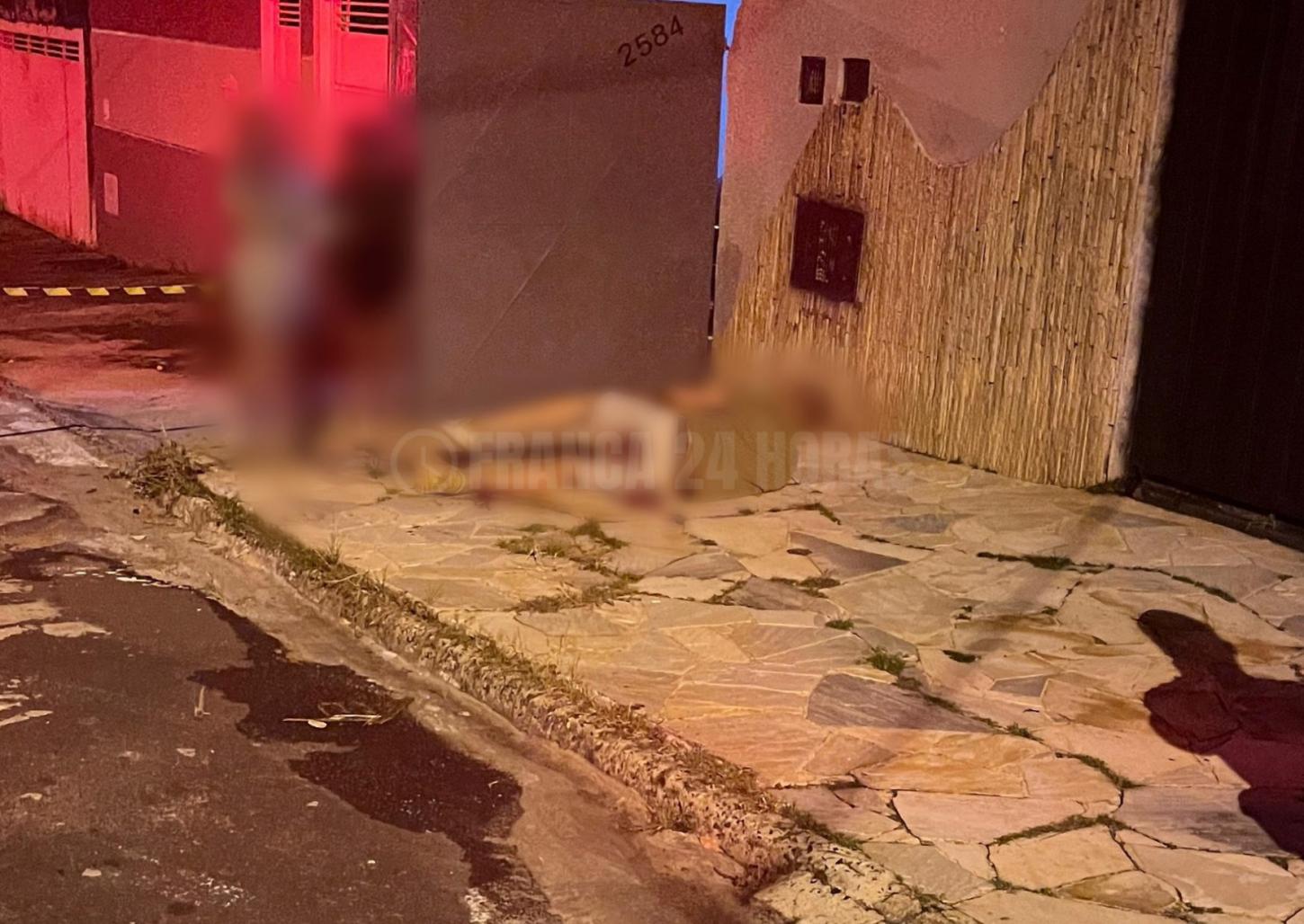 Homem ameaça mulher, ataca policiais com machadinha e acaba baleado