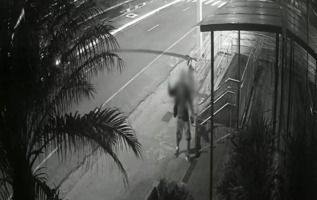 Homem é flagrado tentando invadir academia antes de furtar loja